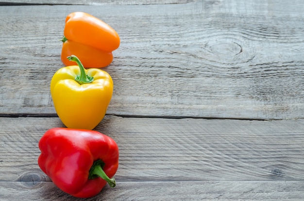 Paprika auf dem Holztisch