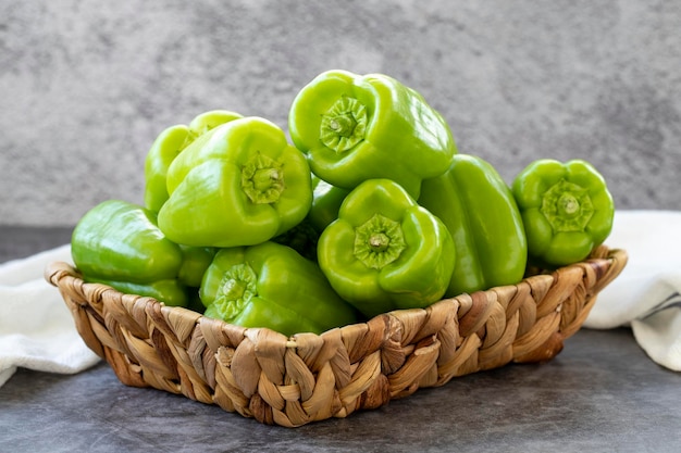 Paprika auf dunklem Hintergrund Frische Paprika in einem Korb Bio-Gemüse hautnah