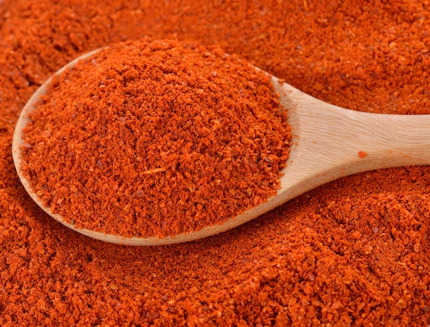 Paprika auf hölzernem Löffel für Hintergrund.