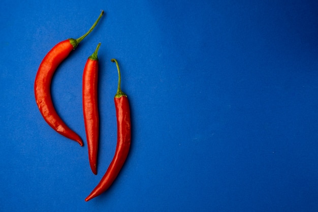 Paprika, Cayenne-Rot, das vor Chile Hintergrund brennt