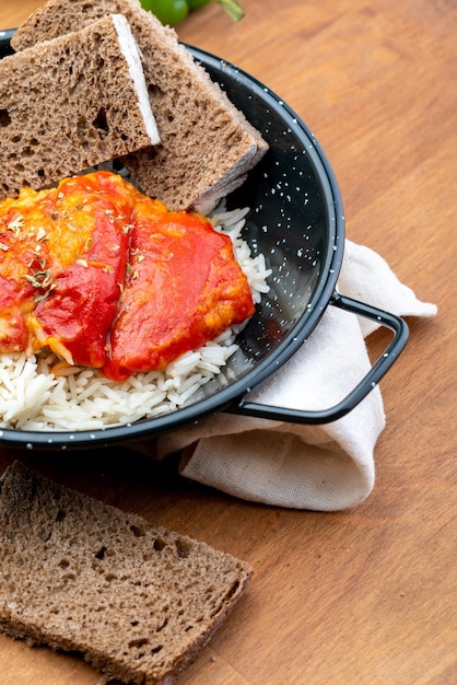 Foto paprika (del piquillo) gefüllt mit fleisch oder fisch