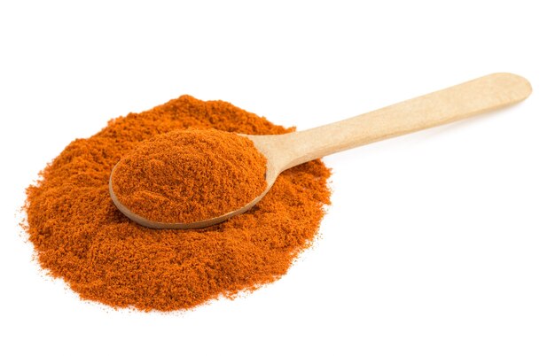 Paprika em pó e colher em branco