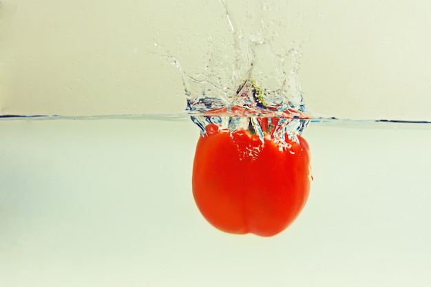 Paprika fällt in Wasser