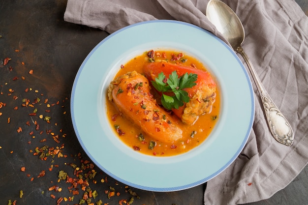 Paprika gefüllt mit Hackfleisch in Tomatensauce.