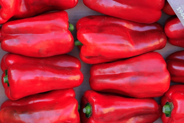 Paprika im Karton vom Gemüsehändler