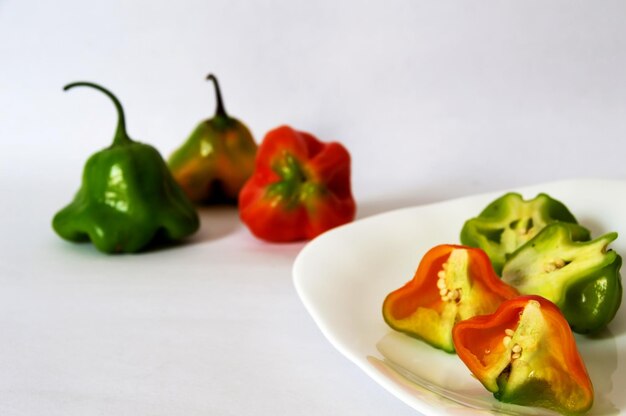 Paprika in verschiedenen Farben auf weißem Hintergrund