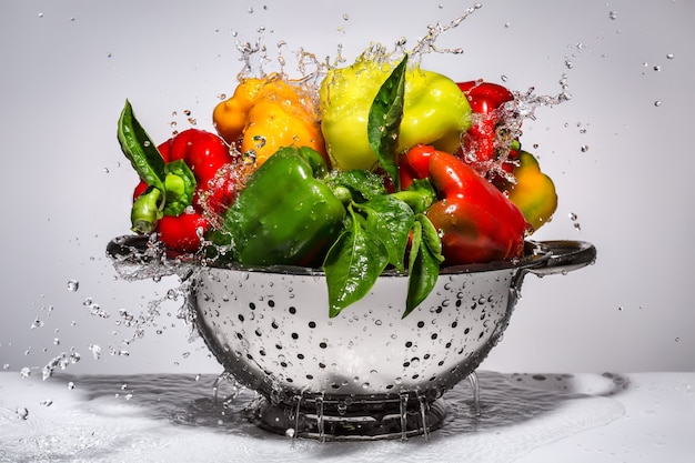 Paprika in verschiedenen Farben in einem Sieb