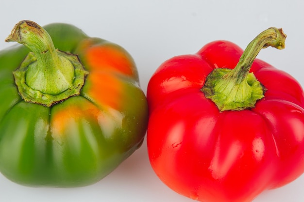 Paprika Pfeffer isoliert auf weißem und grauem Hintergrund Rote und grüne Paprika mit Flugbahn-Clipping Closeup Makrofoto