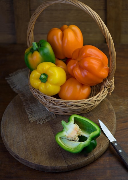 Paprika rot grün gelber Pfeffer auf Holzbrett volle Schärfentiefe