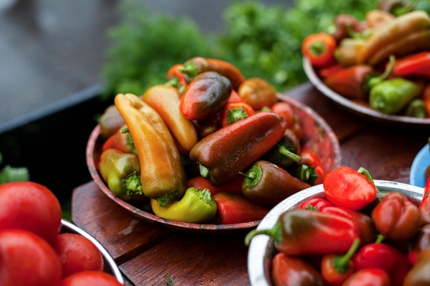 Foto paprika scharfe chilischote eine gemüsetheke auf einem straßenmarkt