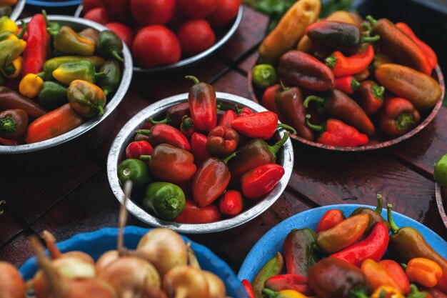 Foto paprika scharfe chilischote eine gemüsetheke auf einem straßenmarkt