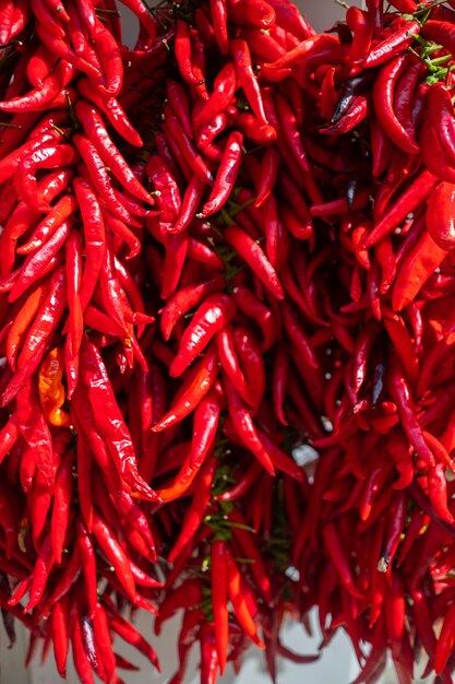 Paprika trocknen draußen wie traditionell auf dem ländlichen Markt