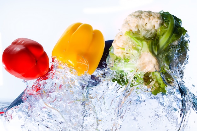 Paprika und Blumenkohl in Wasser