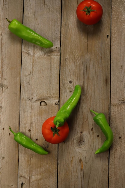 Foto paprika und tomaten auf einem hölzernen hintergrund