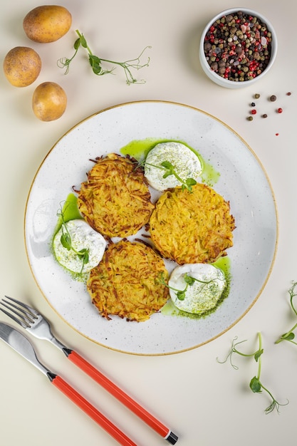 Paprika und Zwiebel in Tomatensauce Nudeln mit gegrilltem Gemüse