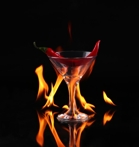 Paprikapfeffer in einem Martini-Glas mit einem Feuer