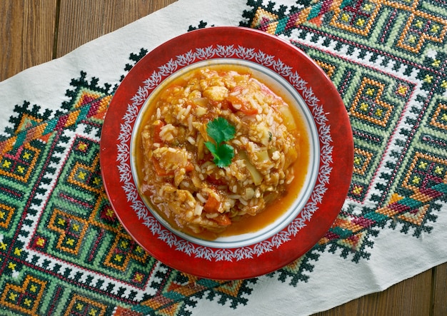 Paprykarz szczecinski. pasta polonesa feita de pasta de peixe misturada com arroz, cebola, concentrado de tomate, óleo vegetal, sal e uma mistura de especiarias