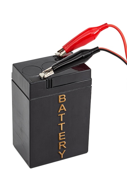 paquete de baterías recargables ácidas con la inscripción "Batería" y con cables conectados a pines aislados sobre fondo blanco