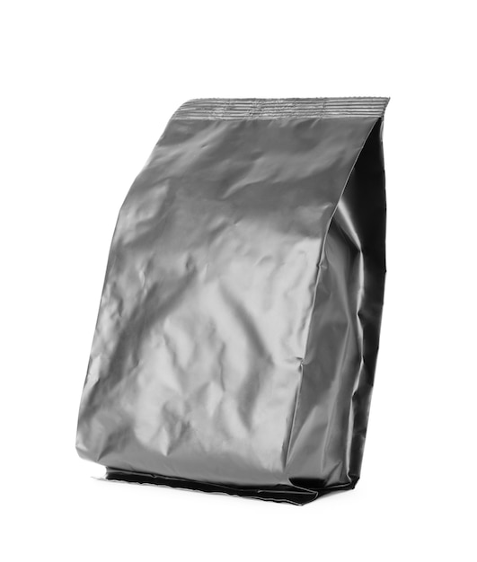 Paquete de bolsa de aperitivos en blanco negro sobre fondo blanco.