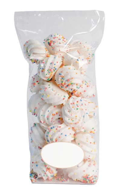 Paquete de bolsa de chocolate de merengue con motas de arco iris con etiqueta blanca en blanco en fondo blanco s