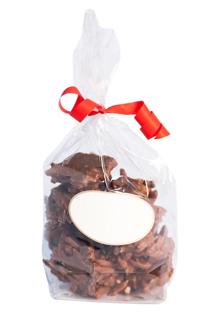 Paquete de bolsa quebradiza de almendras troceadas con chocolate con etiqueta blanca en blanco en selección de fondo blanco