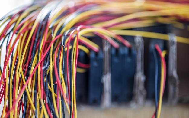 Paquete de cables delgados cortados con conexiones de color