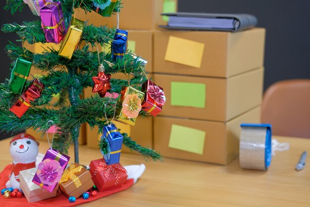 Paquete de caja de cartón en el lugar de trabajo del propietario del negocio durante la Navidad.