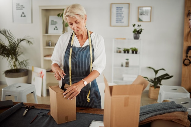 Paquete de cierre de caja de embalaje y paquete para entrega de moda, venta y envío en tienda de inicio de taller y estudio creativo Propietaria de empresa que prepara pedidos de productos y logística