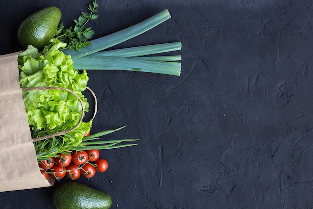 Paquete de compras veganas de verduras