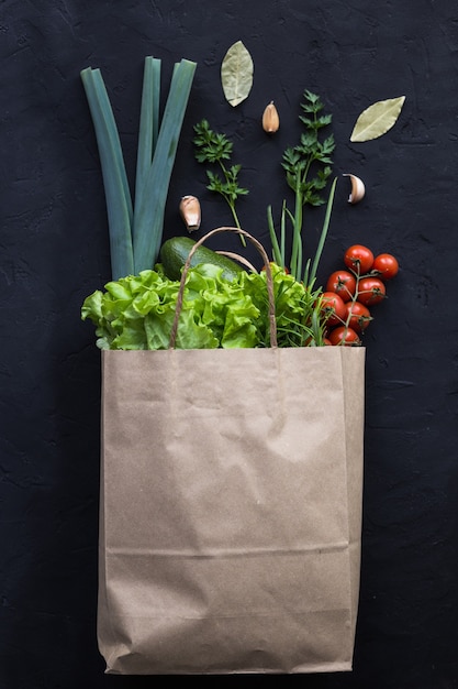 Paquete de compras veganas de verduras