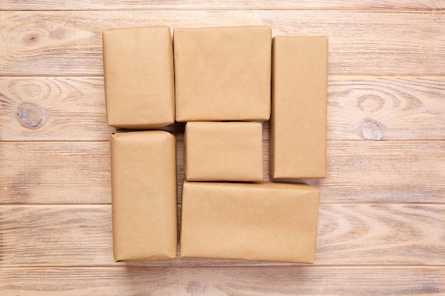 Foto paquete de correo marrón paquete en blanco para su diseño. caja de cartón en madera