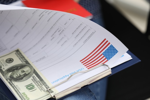 Paquete de documentos para obtener visa estadounidense y dólar