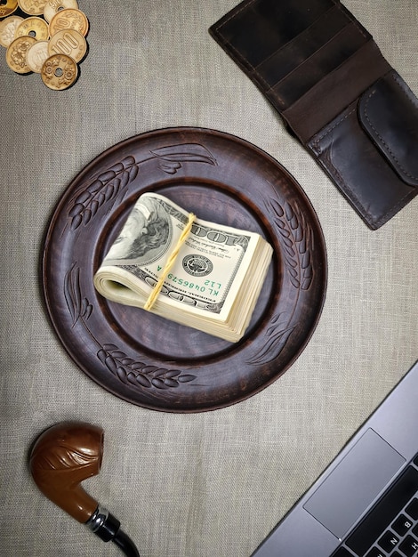 Un paquete de dólares estadounidenses en un plato, un símbolo de ganancias fáciles y negocios exitosos