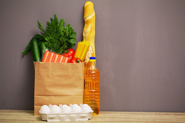 Foto paquete de donación con alimentos para personas que necesitan ayuda.