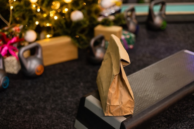 paquete de entrega para deportes cerca del árbol de navidad.