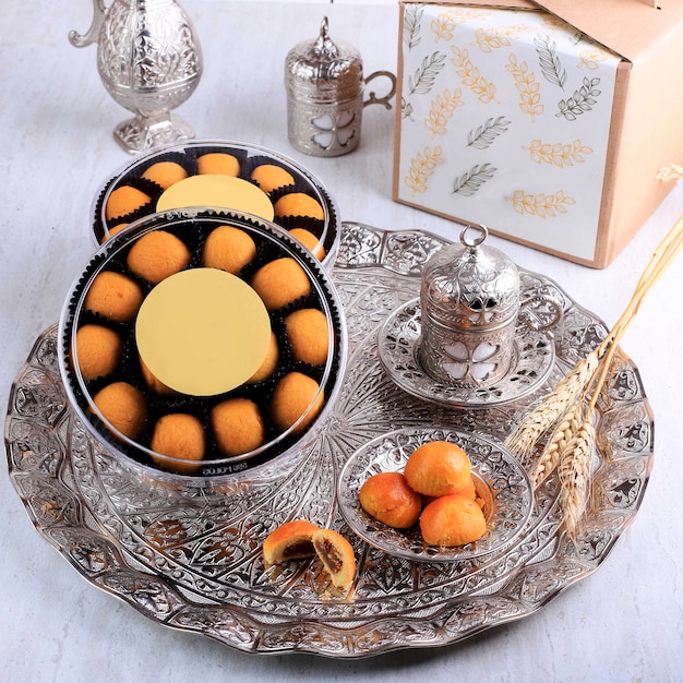 Foto paquete de galletas nastar o ananas tart para eid fitr. nastar es popular kue kering para lebaran. hantaran o concepto de paquete con tema árabe