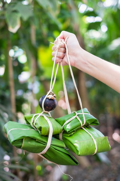 Paquete hecho de hoja de plátano verde y cuerda natural