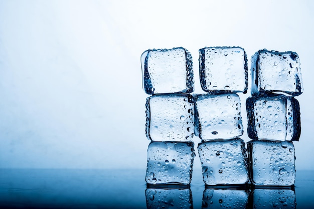 El paquete de hielo el resultado del agua es antes de que el hielo apilado varios bloques el origen de la idea y un hermoso diseño comida y bebida conceptos fresco