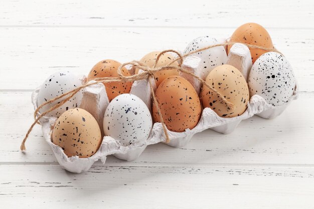 Paquete de huevos de gallina en mesa de madera