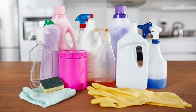 El paquete inicial de limpieza de primavera Toma de varios productos de limpieza en una mesa en la cocina de casa