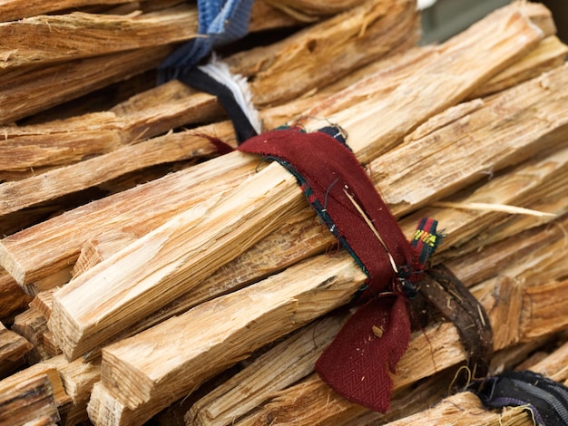 Paquete de leña para la venta en el mercado de agricultores