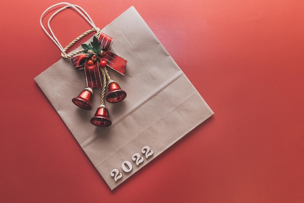 Paquete de Navidad artesanal con un regalo sobre un fondo rojo.