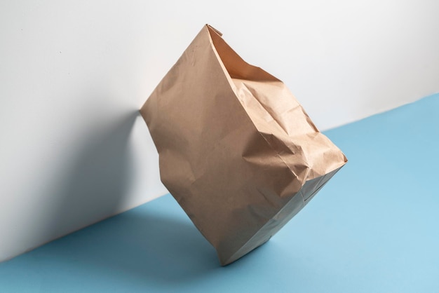 Un paquete de papel para la bolsa de comida para llevar de la tienda.
