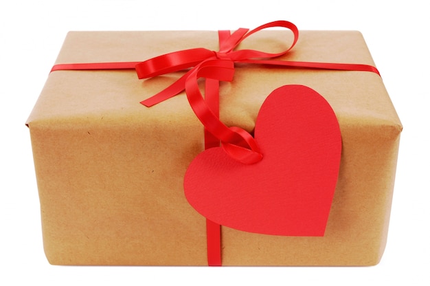 Paquete de papel marrón con etiqueta de forma de corazón