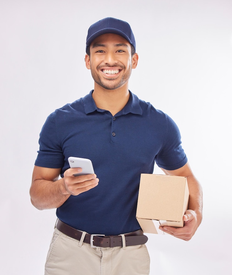 Foto paquete de repartidor y sonrisa de retrato con teléfono inteligente y caja de comercio electrónico y envío aislado sobre fondo blanco tecnología de comunicación y logística masculina en estudio con servicio comercial