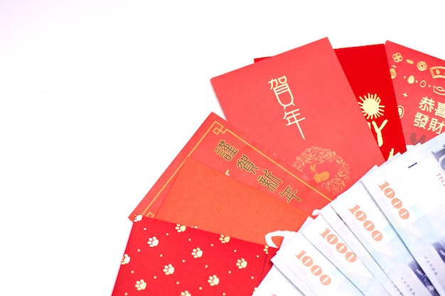 Paquete de sobres rojos año nuevo chino, hongbao con el carácter 'Feliz año nuevo' sobre fondo blanco para el año nuevo chino. Traducción: buena suerte en el año