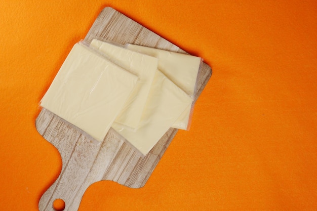Paquete transparente con lonchas de queso en amarillo.