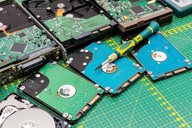 Foto paquete de unidades de disco duro en reparación de información de disco duro, servicio de recuperación
