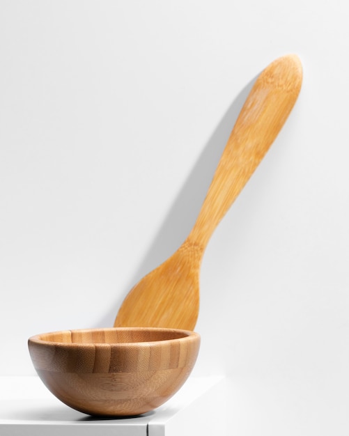 Paquete de utensilios de cocina de madera de alto ángulo