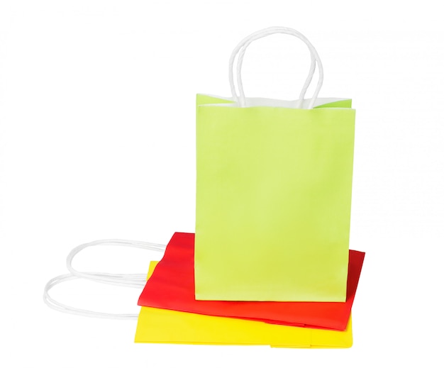 Un paquete verde de papel reciclado se encuentra en paquetes dorados rojos y amarillos